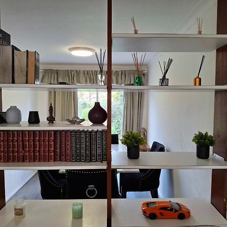 Nicely Decorated 3 Bedroom House Near Heathrow, London Staines-upon-Thames Екстер'єр фото