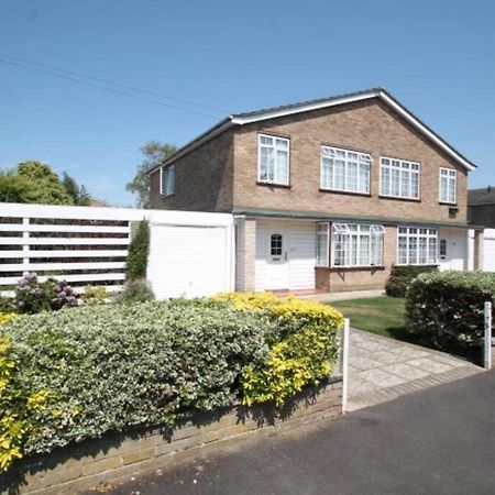 Nicely Decorated 3 Bedroom House Near Heathrow, London Staines-upon-Thames Екстер'єр фото