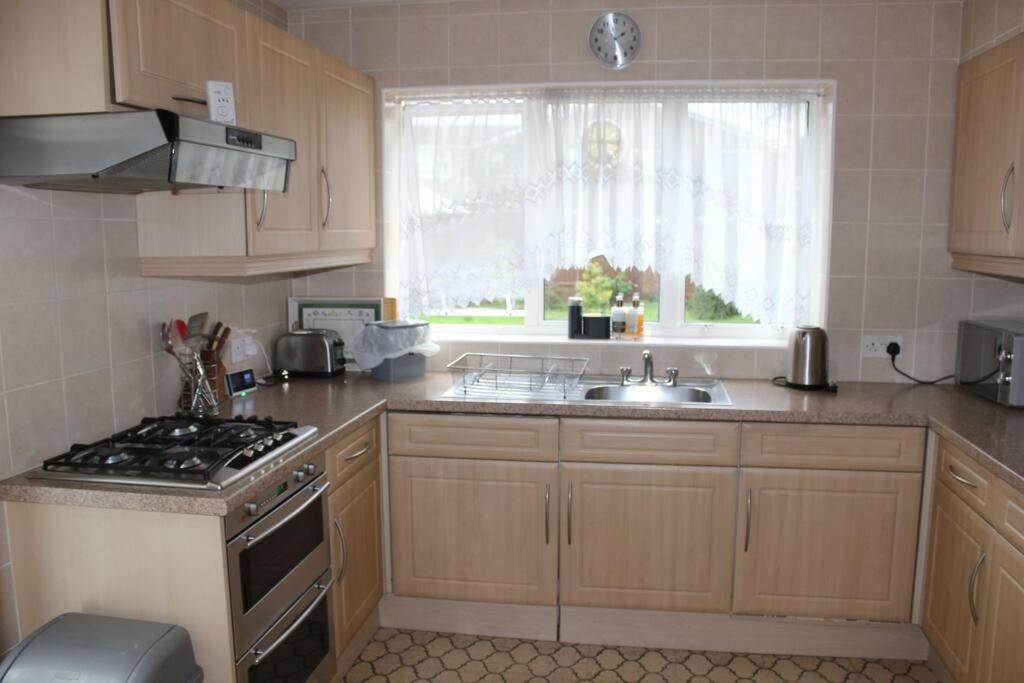 Nicely Decorated 3 Bedroom House Near Heathrow, London Staines-upon-Thames Екстер'єр фото