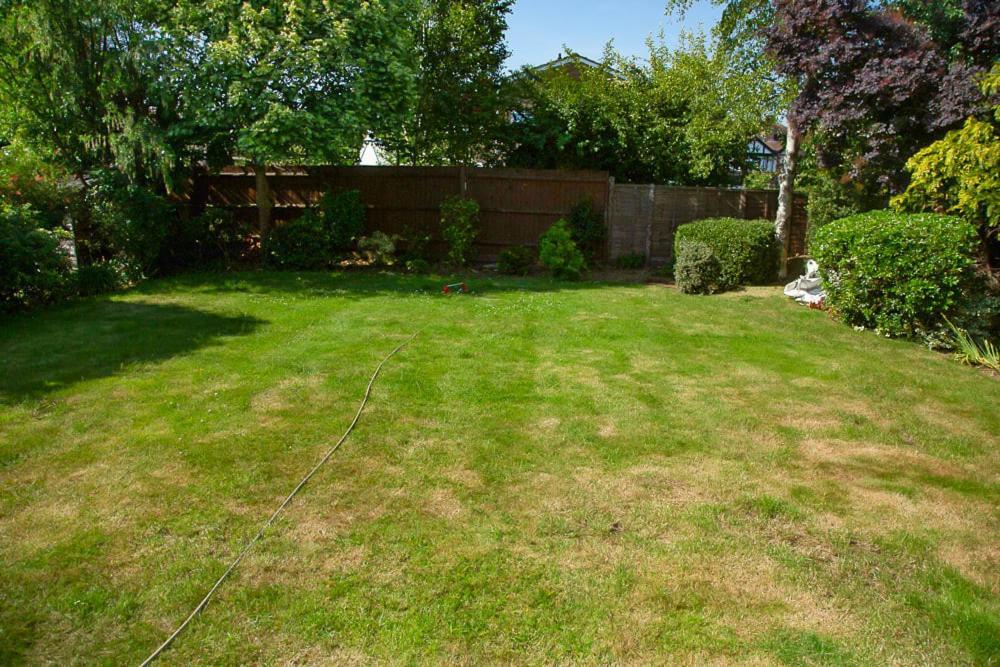 Nicely Decorated 3 Bedroom House Near Heathrow, London Staines-upon-Thames Екстер'єр фото