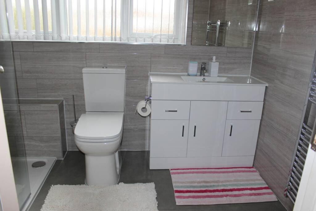 Nicely Decorated 3 Bedroom House Near Heathrow, London Staines-upon-Thames Екстер'єр фото