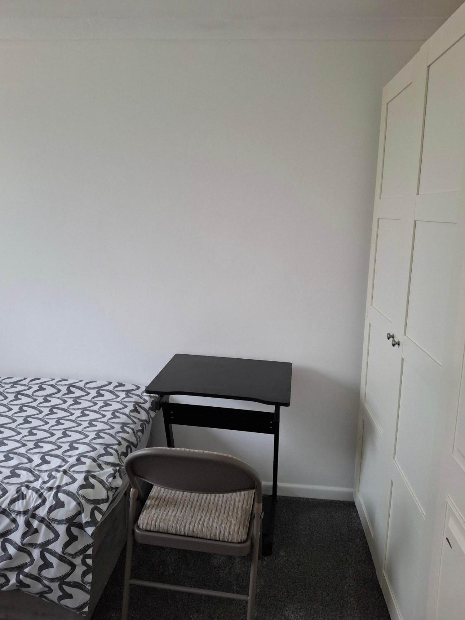 Nicely Decorated 3 Bedroom House Near Heathrow, London Staines-upon-Thames Екстер'єр фото