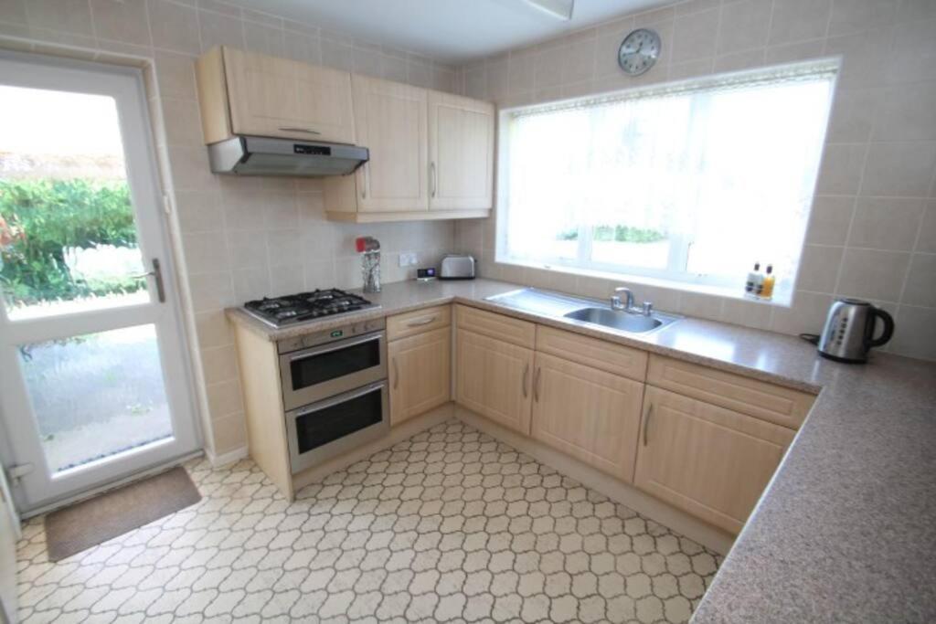 Nicely Decorated 3 Bedroom House Near Heathrow, London Staines-upon-Thames Екстер'єр фото