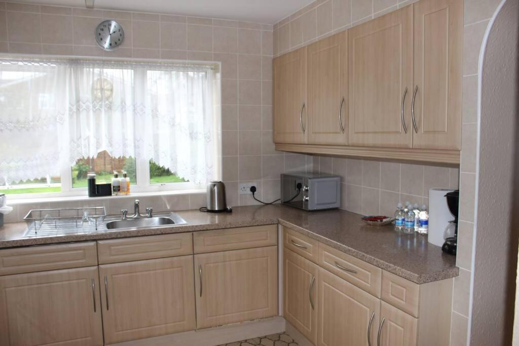 Nicely Decorated 3 Bedroom House Near Heathrow, London Staines-upon-Thames Екстер'єр фото