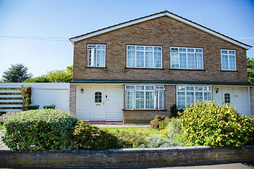Nicely Decorated 3 Bedroom House Near Heathrow, London Staines-upon-Thames Екстер'єр фото