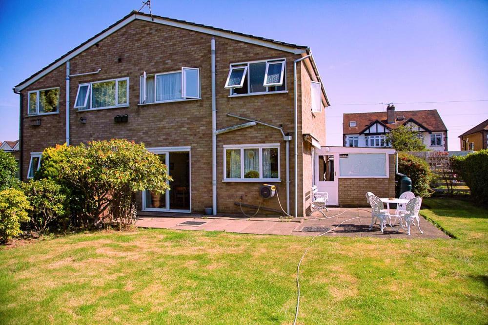 Nicely Decorated 3 Bedroom House Near Heathrow, London Staines-upon-Thames Екстер'єр фото