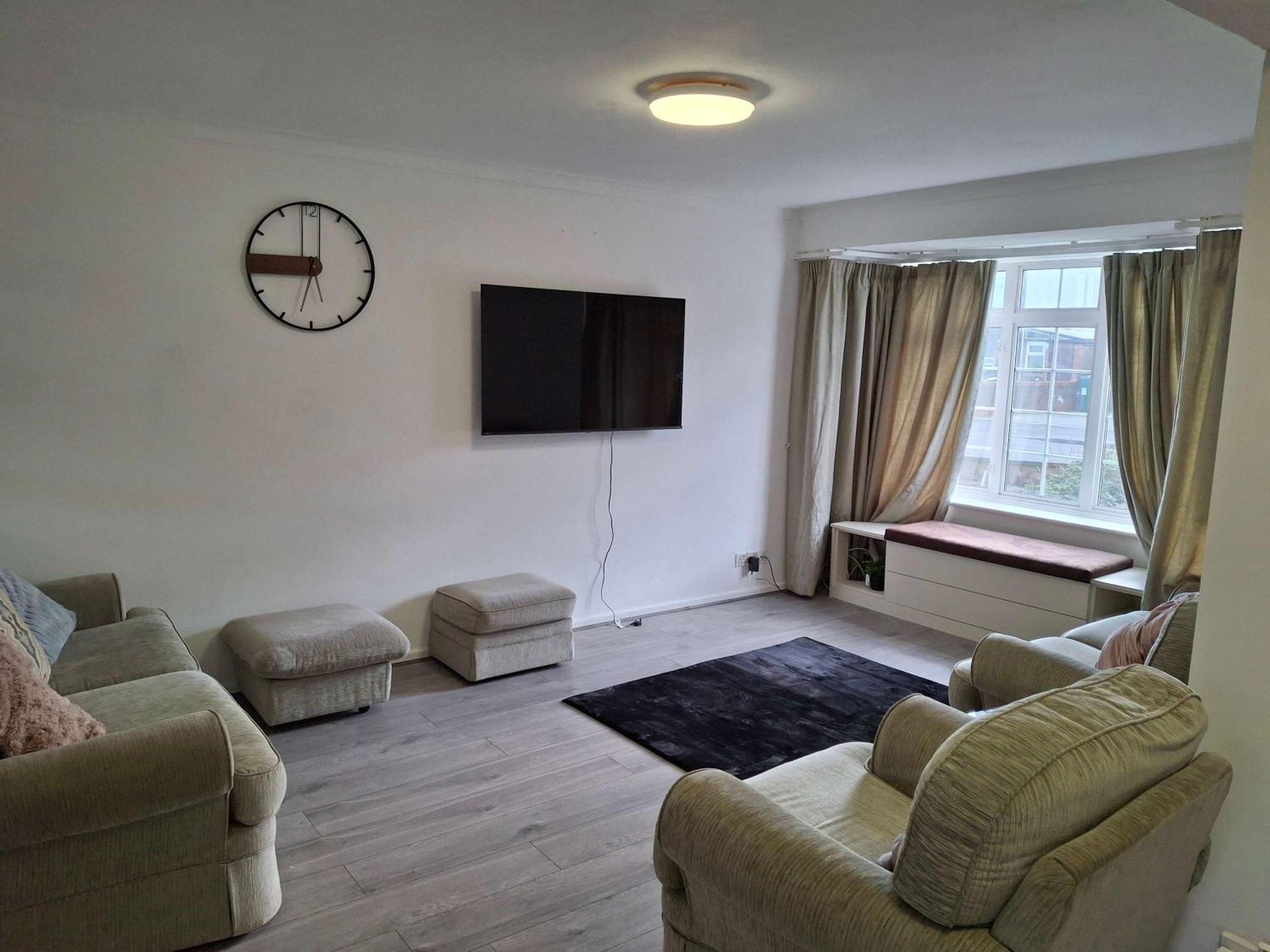 Nicely Decorated 3 Bedroom House Near Heathrow, London Staines-upon-Thames Екстер'єр фото