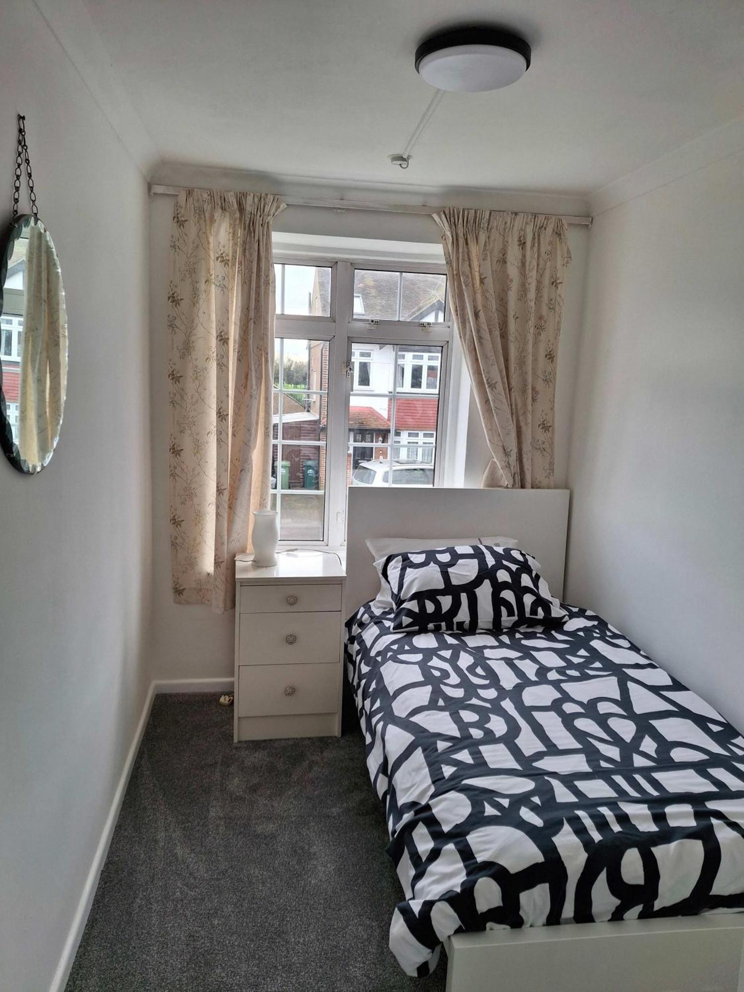 Nicely Decorated 3 Bedroom House Near Heathrow, London Staines-upon-Thames Екстер'єр фото