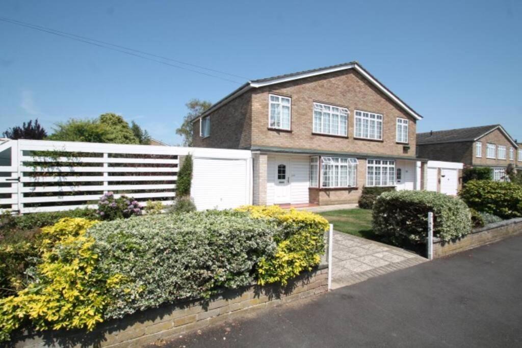 Nicely Decorated 3 Bedroom House Near Heathrow, London Staines-upon-Thames Екстер'єр фото