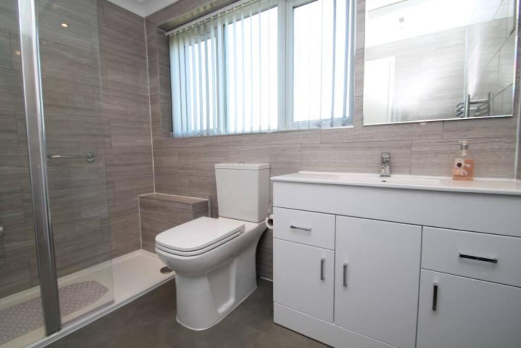 Nicely Decorated 3 Bedroom House Near Heathrow, London Staines-upon-Thames Екстер'єр фото
