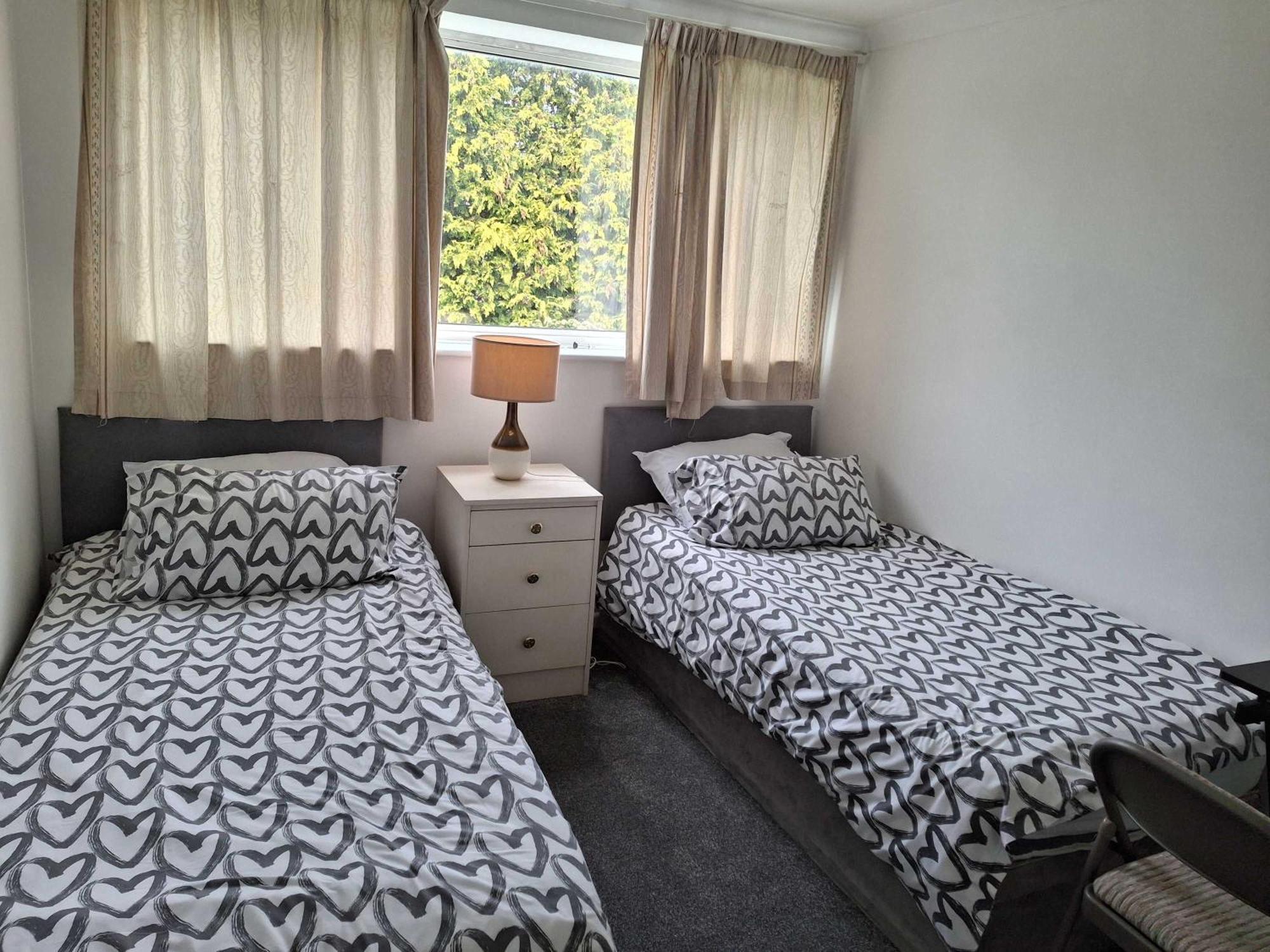 Nicely Decorated 3 Bedroom House Near Heathrow, London Staines-upon-Thames Екстер'єр фото
