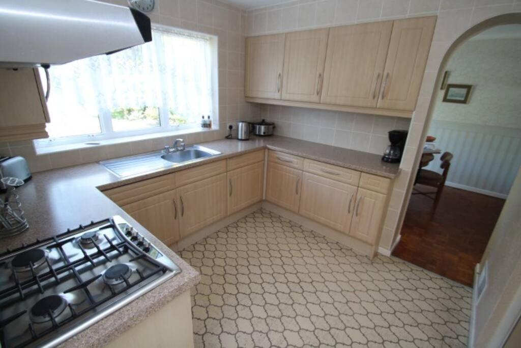 Nicely Decorated 3 Bedroom House Near Heathrow, London Staines-upon-Thames Екстер'єр фото