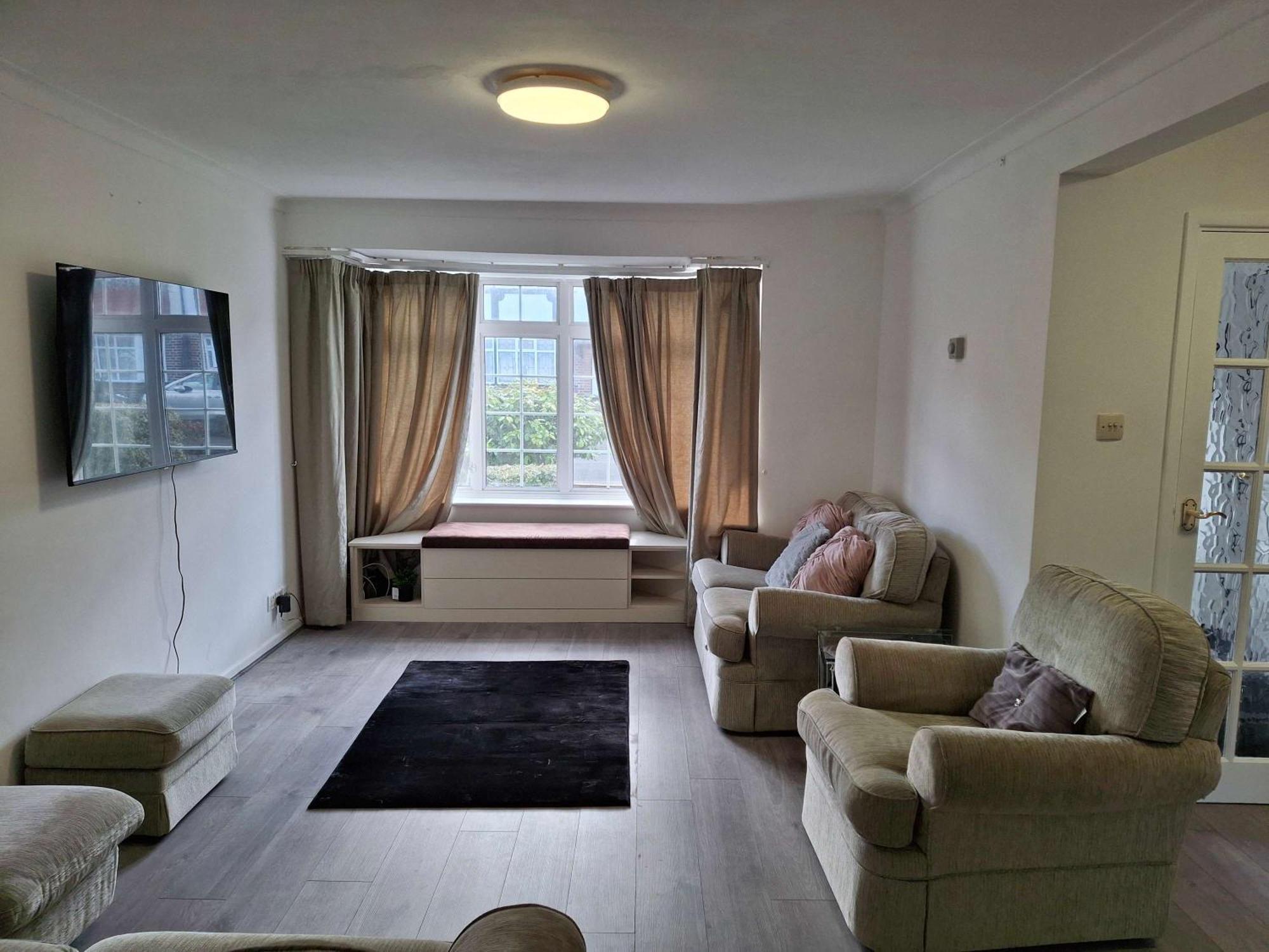 Nicely Decorated 3 Bedroom House Near Heathrow, London Staines-upon-Thames Екстер'єр фото