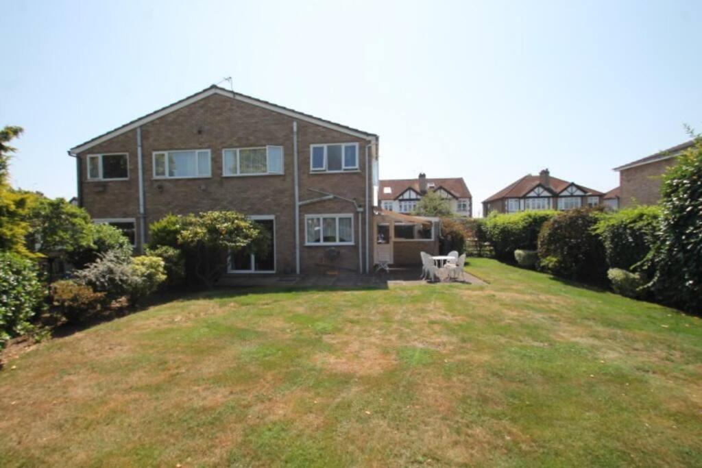 Nicely Decorated 3 Bedroom House Near Heathrow, London Staines-upon-Thames Екстер'єр фото